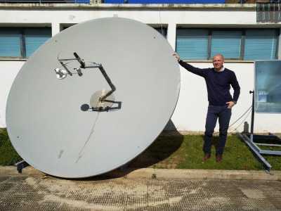 Ma vediamo nel dettaglio come sono fatti i due telescopi installati nella Cittadella. �Il primo � composto da un�antenna di 3 metri di diametro � spiega Mallardi -. Si tratta di una parabola dismessa da un�emittente televisiva: io l�ho abbinata a un ricevitore total power per amplificare il segnale rilevato e poterlo analizzare�